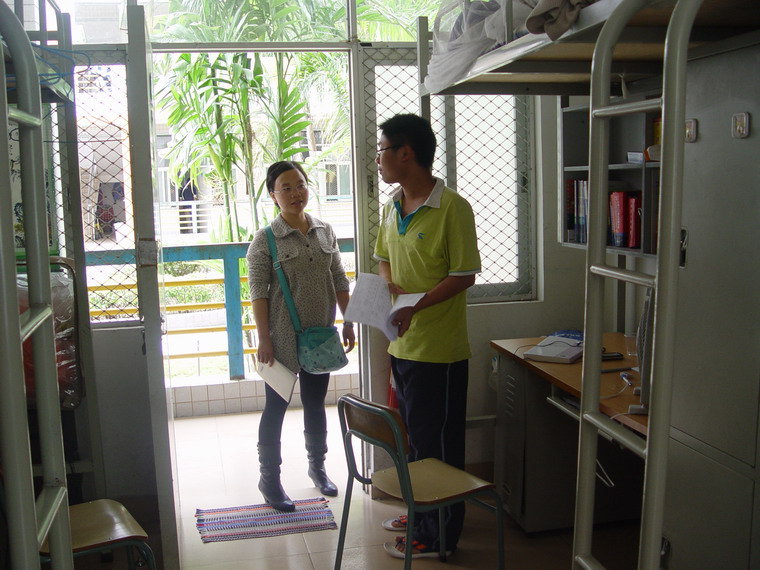 肖俊霞老师了解学生课程安排情况